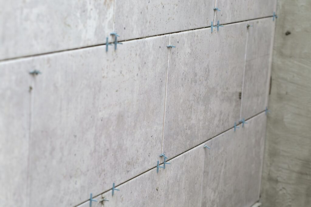 Tiles installation with spacers between ceramic tiles